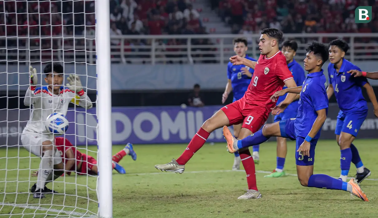 Timnas Indonesia U-19 tampil sebagai juara Piala AFF U-19 2024 setelah mengalahkan Thailand 1-0 pada laga final di Stadion Gelora Bung Tomo (GBT), Surabaya, Senin (29/7/2024). Gol tunggal Garuda Muda dicetak Jens Raven pada menit ke-18. Gelar juara ini menjadi yang kedua bagi Indonesia setelah pertama kali meraihnya pada edisi 2013 di Sidoarjo. (Bola.com/Bagaskara Lazuardi)