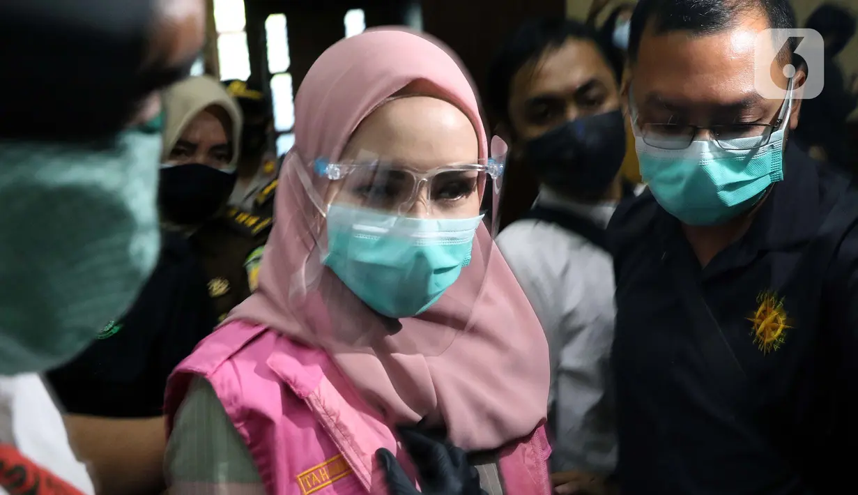Jaksa Pinangki Sirna Malasari bersiap menjalani sidang perdana di Pengadilan Tipikor Jakarta, Rabu (23/9/2020). Pinangki didakwa dalam kasus dugaan korupsi dan tindak pidana pencucian uang terkait kepengurusan fatwa untuk Djoko Tjandra di Mahkamah Agung, (Liputan6.com/Helmi Fithriansyah)