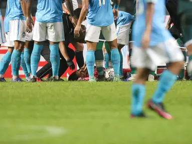 Kemenangan 2-1 Sulut United atas PSMS Medan dalam matchday pertama Babak 8 Besar Liga 2 2021, Kamis (16/12/2021) harus dibayar mahal. Kiper mereka, Fery Bagus harus dievakuasi menggunakan ambulans usai tak sadarkan diri akibat insiden tabrakan dengan pemain PSMS. (Bola.com/Bagaskara Lazuardi)