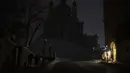 Foto ini menunjukkan pusat kota saat pemadaman listrik setelah serangan roket Rusia di Kiev, Ukraina, Rabu (23/11/2022). Serangan yang tanpa henti melumpuhkan setengah dari kapasitas energi negara itu membuat Presiden Volodymyr Zelenskyy meminta masyarakat untuk menghemat listrik. (AP Photo/Andrew Kravchenko)