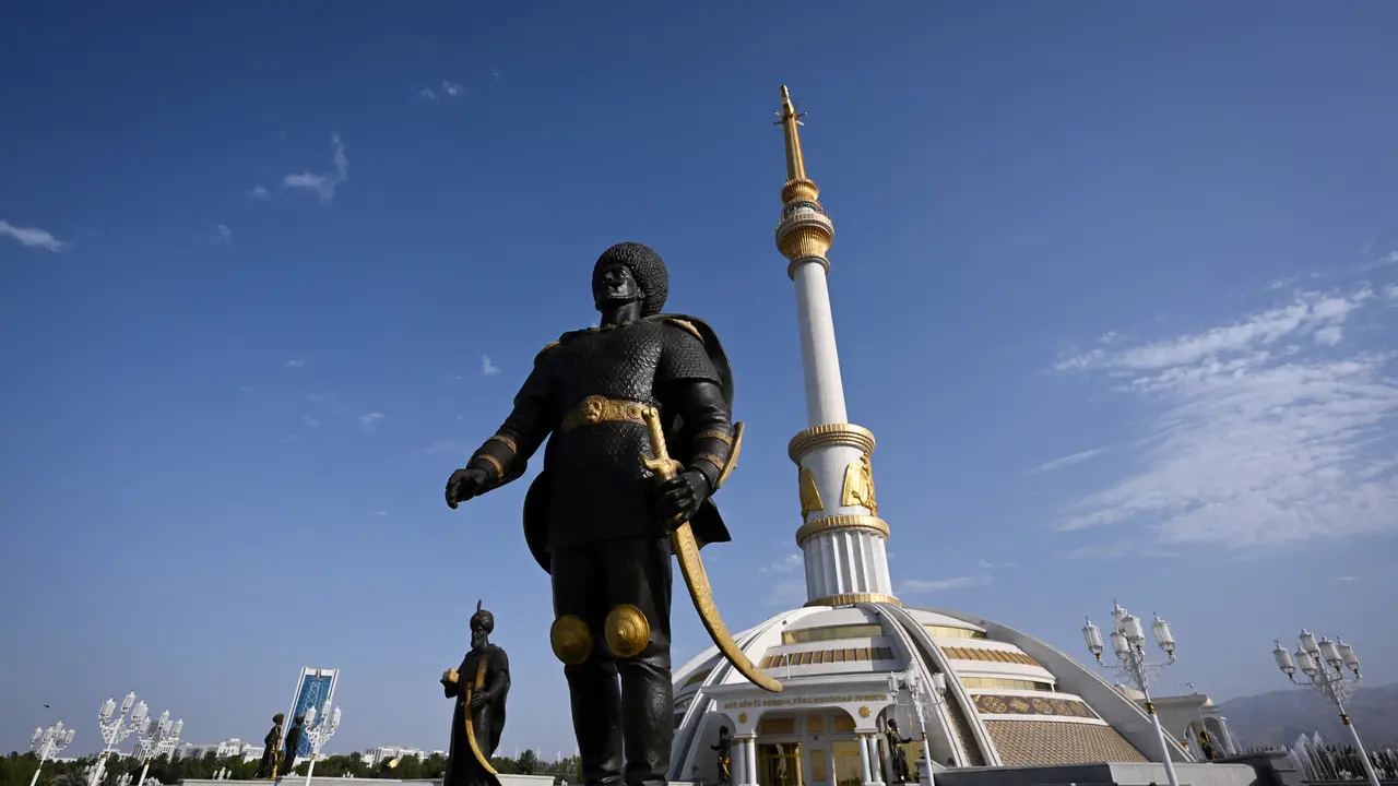 Pemandangan Monumen Kemerdekaan di ibu kota Turkmenistan, Ashgabat, pada 28 Juni 2023. Negara Asia Tengah bekas Uni Soviet ini merupakan salah satu negara paling terpencil di dunia. Natalia KOLESNIKOVA / AFP