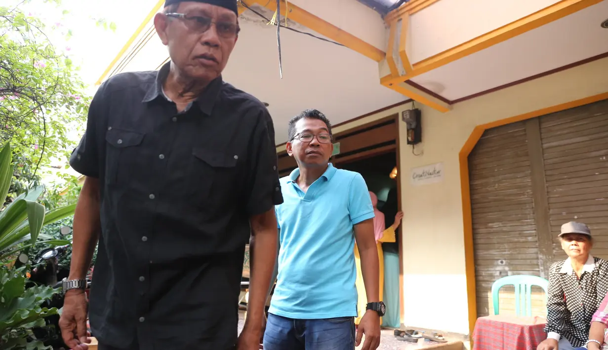 Pelawak senior Cahyono meninggal dalam keadaan tidur. Sebelumnya, setelah sarapan, ingin istirahat sebentar di kamarnya. Saat akan diajak makan siang, almarhum sudah tak bernyawa. Almarhum dimakamkan hari ini juga setelah Ashar. (Adrian Putra/Bintang.com)