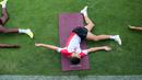 Pemain Timnas Indonesia U-20, Jens Raven melakukan pemanasan jelang Kualifikasi Piala Asia U-20 2025 yang berlangsung di Lapangan A, Stadion Utama Gelora Bung Karno (SUGBK), Senayan, Jakarta, Selasa (24/09/2024). (Bola.com/Bagaskara Lazuardi)