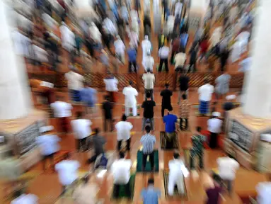 Umat muslim melaksanakan sholat Jumat pada minggu pertama bulan Ramadhan di Masjid Kubah Emas, Depok, Jawa Barat, Jumat (16/4/2021). Pelaksanaan sholat Jumat masih dilakukan secara terbatas dengan menerapkan protokol kesehatan untuk mencegah penyebaran COVID-19. (merdeka.com/Arie Basuki)