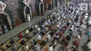 Suasana jemaah Salat Jumat di Masjid At-Tin, Jakarta, Jumat (13/08/2021). Masjid At-Tin kembali menggelar Salat Jumat pertama kalinya setelah kegiatan shalat jumat dihentikan lantaran mengikuti ketentuan pemberlakuan PPKM Darurat. (Liputan6.com/Herman Zakharia)