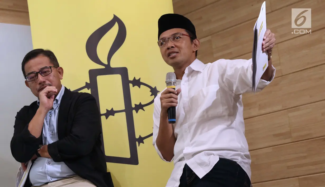 Direktur Relawan TKN Jokowi Amin, Maman Imanulhaq (kanan) bersama Direktur Relawan BPN Prabowo-Sandiaga, Ferry Mursyidan Baldanmemberi tanggapan usai menerima 9 Agenda Prioritas HAM dari Amnesty International di Jakarta, Senin (15/4). (Liputan6.com/Helmi Fithriansyah)