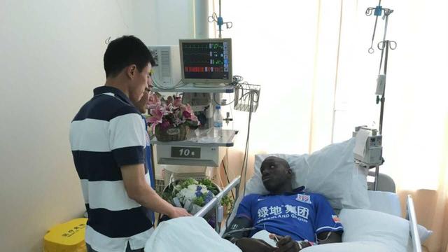 Bek Shanghai Shinhua, Sun Xiang, menyambangi Demba Ba di rumah sakit