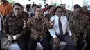 Akbar Tandjung (kedua kiri) bersama sejumlah tokoh saat menghadiri Pembukaan Sekolah Kepemimpinan Politik Bangsa, Jakarta, Selasa (3/5). Sekolah tersebut merupakan satu solusi dari sekian banyak permasalahan di Indonesia. (Liputan6.com/Faizal Fanani)