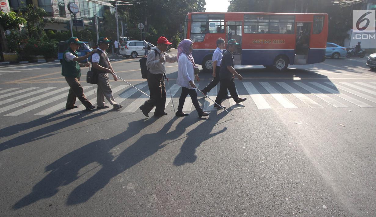 Penyandang disabilitas melintas saat kampanye Bulan Patuh Pedestrian, Jakarta, Rabu (30/8). Kampanye dilakukan untuk memantau fasilitas akses pejalan kaki untuk disabilitas yang banyak diokupasi oleh parkir liar. (Liputan6.com/Immanuel Antonius)