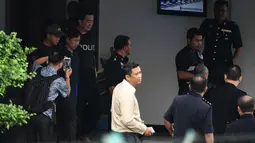 WN Korut Ri Jong Chol (kedua kiri) dikawal anggota polisi meninggalkan markas Polisi Sepang, Malaysia, Jumat (3/3). Malaysia membebaskan pria Korea Utara yang diduga terlibat pembunuhan Kim Jong-nam itu karena tidak memiliki cukup bukti. (MOHD RASFAN/AFP)