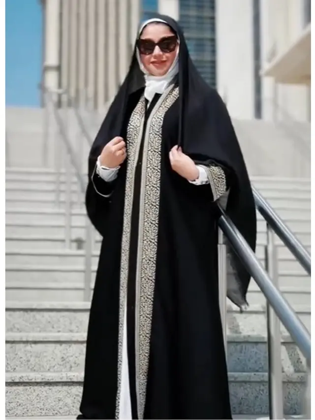6 Outfit Gamis Sarah Azhari saat Umrah, Kompak Bareng Tia dan Lukman Azhari
