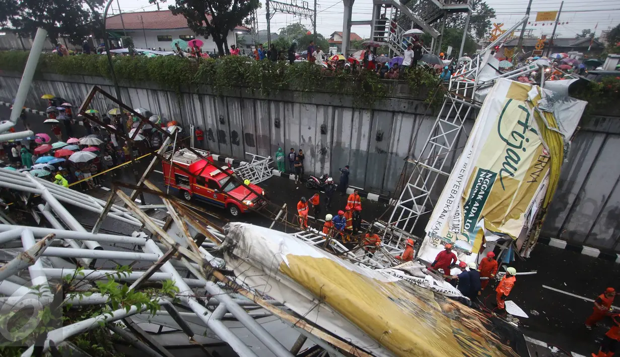 Petugas berusaha memotong bagian JPO yang roboh di Jalan Raya Pasar Minggu, Jakarta Selatan, Sabtu (24/09). Papan iklan dituding menjadi penyebab ambruknya JPO. (Liputan6.com/Immanuel Antonius)