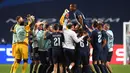 Para pemain Paris Saint-Germain (PSG) berselebrasi di akhir pertandingan setelah menang atas RB Leipzig pada semifinal Liga Champions di Estadio da Luz, Lisbon, Selasa (18/8/2020). PSG melaju ke final Liga Champions setelah mengalahkan Leipzig tiga gol tanpa balas. (David Ramos/Pool Photo via AP)