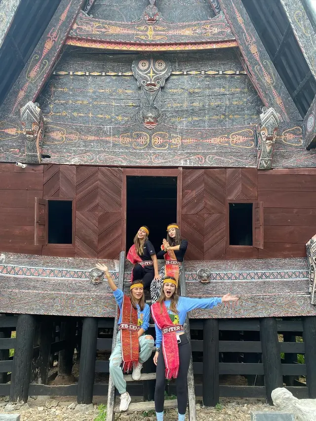 Valerie Thomas Liburan di Danau Toba (Foto: Instagram/@valerieethomas)