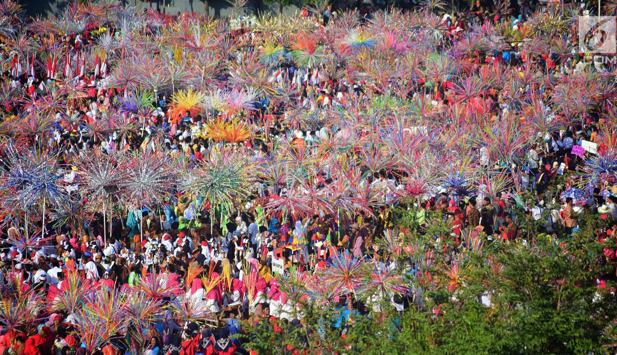 Ribuan peserta mengikuti Karnaval Dugderan di Lapangan Simpanglima Semarang, Senin (14/5). Karnaval ini diadakan untuk menandai datangnya bulan Suci Ramadan dan digelar rutin tahunan. (Liputan6.com/Gholib)