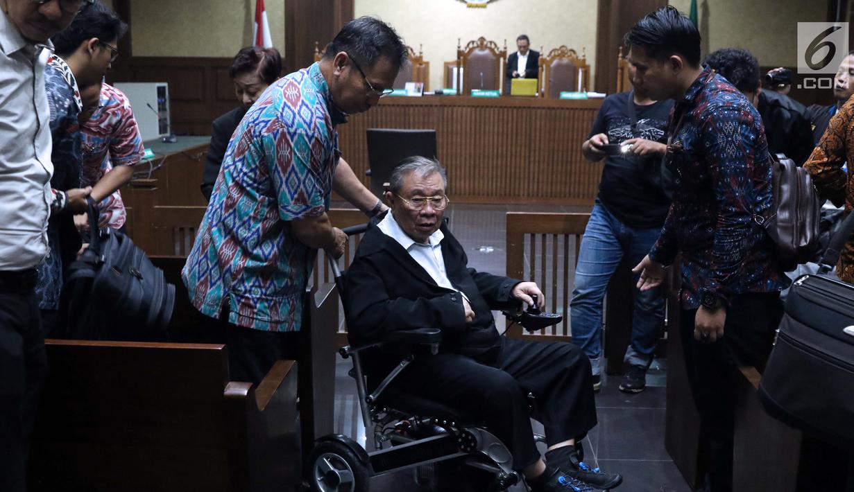 Direktur Utama PT Wijaya Kusuma Emindo (WKE), Budi Suharto usai sidang perdana di Pengadilan Tipikor, Jakarta, Rabu (20/1). Budi Suharto diduga terlibat perkara suap proyek pembangunan SPAM milik Kementerian PUPR. (Liputan6.com/Helmi Fithriansyah)