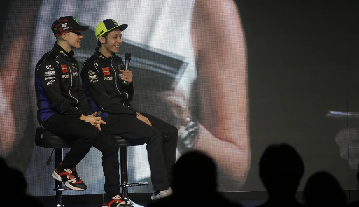 Pebalap Monster Energy Yamaha, Valentino Rossi dan Maverick Vinales saat peluncuran motor baru untuk MotoGP 2019 di Hotel Four Season, Senin (4/2). Motor baru tersebut diharapkan bisa mengangkat performa Yamaha. (Bola.com/Okie Prabhowo)