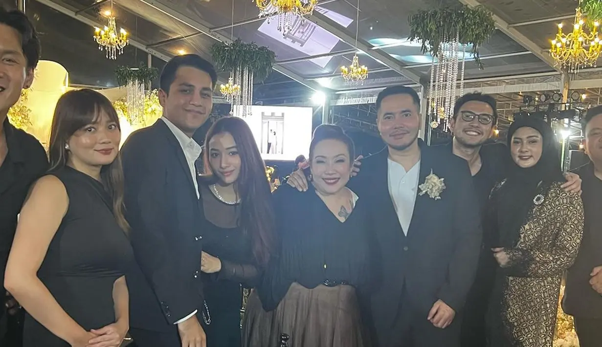 Dari deretan pasangan artis yang datang, tampak Rifky Balweel yang menggandeng sang istri, Biby Alraen. Wanita berhijab itu memadukan busana hitamnya dengan outer berwarna keemasan. Pasangan yang menikah pada 2018 itu juga sedang bahagia karena baru saja menjalani program bayi tabung. (Liputan6.com/IG/@tisats)