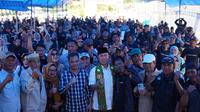 Bakal calon gubernur Sulawesi Tenggara, Andi Sumangerukka bersilahturahmi dengan warga di kecamatan Molawe, Konawe Utara. (Foto: Istimewa).