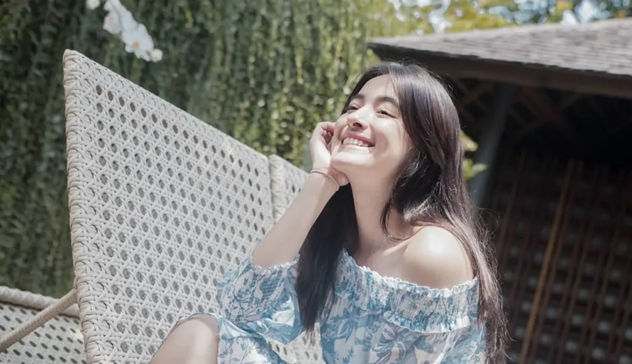 Saat sedang bersantai, gadis 18 tahun ini memilih model cut off shoulder dress dengan motif yang cantik. Perpaduan warna biru dan putih, membuat penampilan Mawar semakin ceria. (Liputan6.com/IG/@mawar_eva)
