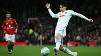 Gelandang Leeds United asal Jepang, Ao Tanaka, mengontrol bola saat menghadapi Manchester United di Old Trafford, 13 April 2026. (Paul ELLIS / AFP)