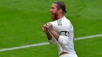 Bek Real Madrid, Sergio Ramos, melakukan selebrasi usai membobol gawang Athletic Bilbao pada laga La liga di Stadion San Mames, Minggu (5/7/2020). Real Madrid menang 1-0 atas Athletic Bilbao. (AFP/Ander Gillenea)