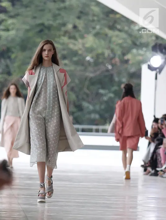 Model memeragakan busana rancangan desainer Sapto Djojokartiko di Jakarta, Kamis (20/9). Sapto memamerkan 70 busana Spring/Summer 2019 untuk merayakan 10 tahun karyanya di dunia fesyen. (Liputan6.com/Herman Zakharia)