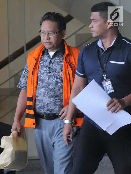 Tahan Manahan Panggabean usai menandatangani surat perpanjangan penahanan di KPK, Jakarta, Kamis (30/8). Tahan Manahan ditahan terkait suap Pengesahan Perubahan APBD 2013, 2014 dan 2015 mantan Gubernur Sumut Gatot Pujo Nugroho. (Merdeka.com/Dwi Narwoko)