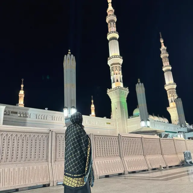 8 Potret Ghea Youbi Jalani Ibadah Umroh, Penampilan Berhijab Jadi Sorotan