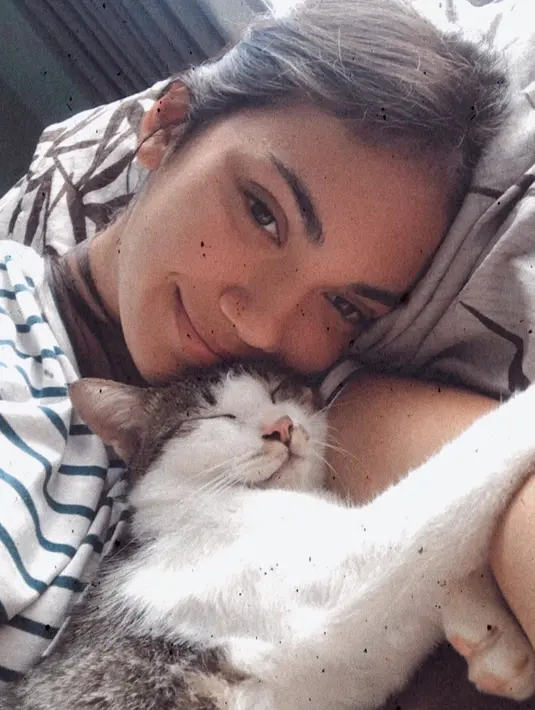 Haico juga pernah bagikan momen dirinya bangun tidur bareng Miu. Tampak kucing berbulu putih abu-abu itu nyaman di lengan pemeran Cinta di sinetron "Samudra Cinta" tersebut.(Liputan6.com/IG/@haico.vdv)