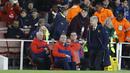 Ekspresi kecewa pelatih Arsenal, Arsene Wenger (kanan) usai timnya kalah dari Bayern Munich pada leg kedua babak 16 besar Liga Champions di Emirates Stadium, London, (7/3/2017). Bayer Munich menang 5-1. (AP/Frank Augstein)