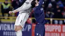 Pemain Juventus Cristiano Ronaldo (kiri) berebut bola udara dengan kiper Bologna Angelo Esmael Da Costa dalam Coppa Italia di Stadion Renato Dall'Ara, Bologna, Italia, Sabtu (12/1). Juventus menang 2-0 atas Bologna. (AP Photo/Luca Bruno)