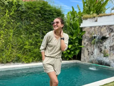 Mengenakan outfit serba nyaman, penampilan Donna Agnesia ini sukses bikin iri para penggemarnya. Kaos polos dari katun berpadu dengan celana pendek dari bahan pembuatan yang senada. (Liputan6.com/IG/@dagnesia)
