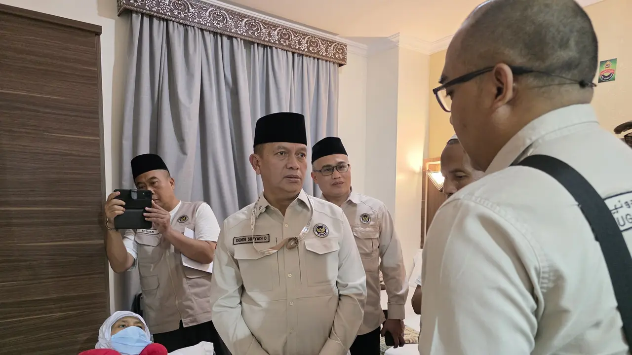 Irjen Kemenhaj Dendi Suryadi menyambangi KKHI Madinah untuk mengecek jemaah haji yang sakit, 10 Juni 2026. (dok. Media Center Haji)