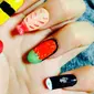 Wanita asal Jepang membuat nail art dengan motif sushi.