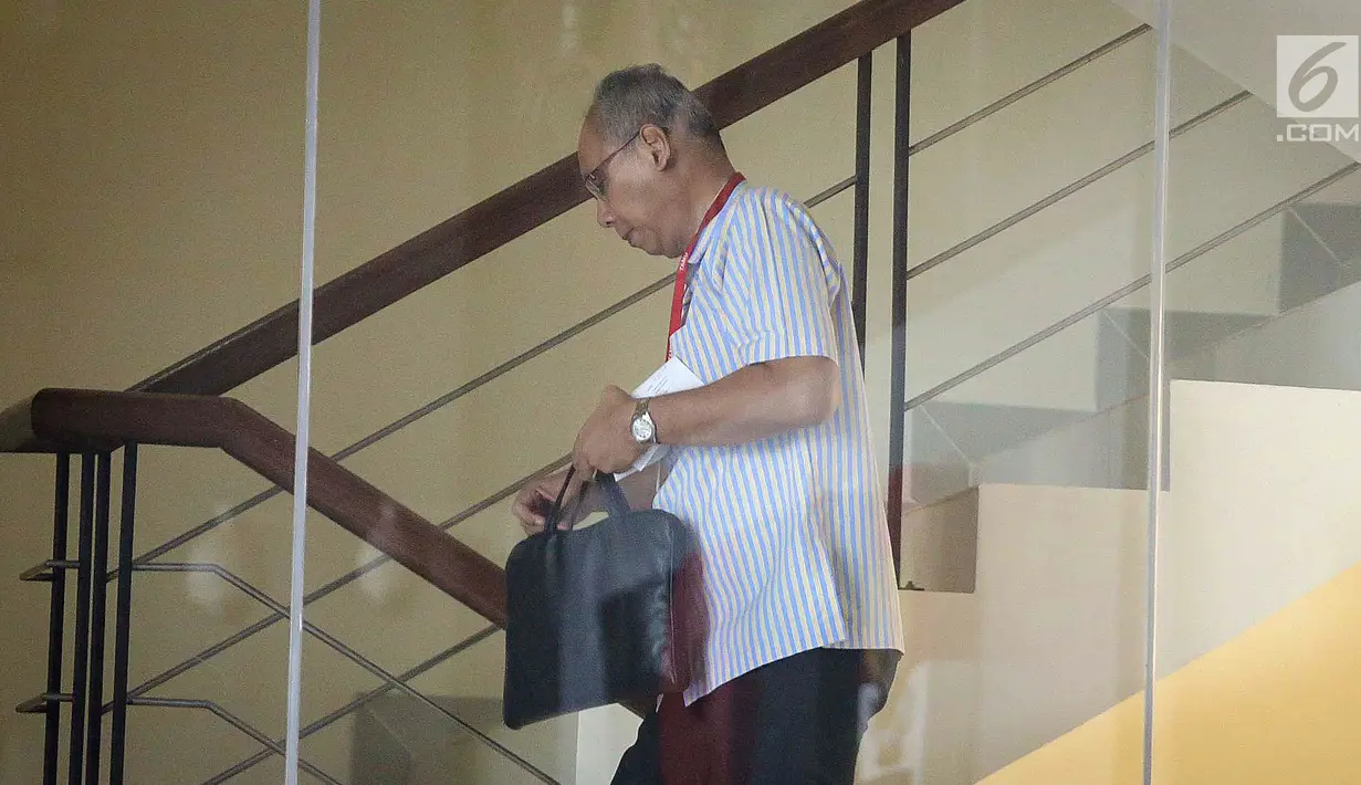 Dokter Rumah Sakit (RS) Medika Permata Hijau, Bimanesh Sutarjo, memenuhi panggilan di Gedung KPK, Jumat (12/1). Penetapan tersangka Dokter Bimanesh disampaikan Wakil Ketua KPK Basaria Pandjaitan  dalam jumpa pers, Rabu (10/1). (Liputan6.com/Faizal Fanani)