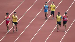 Dongdong Di asal China memimpin lomba para atletik nomor lari 400 meter putra klasifikasi T11 pada Asian Para Games 2018, di Stadion Utama Gelora Bung Karno Jakarta, Kamis(11/10/2018).  (Bola.com/Peksi Cahyo)