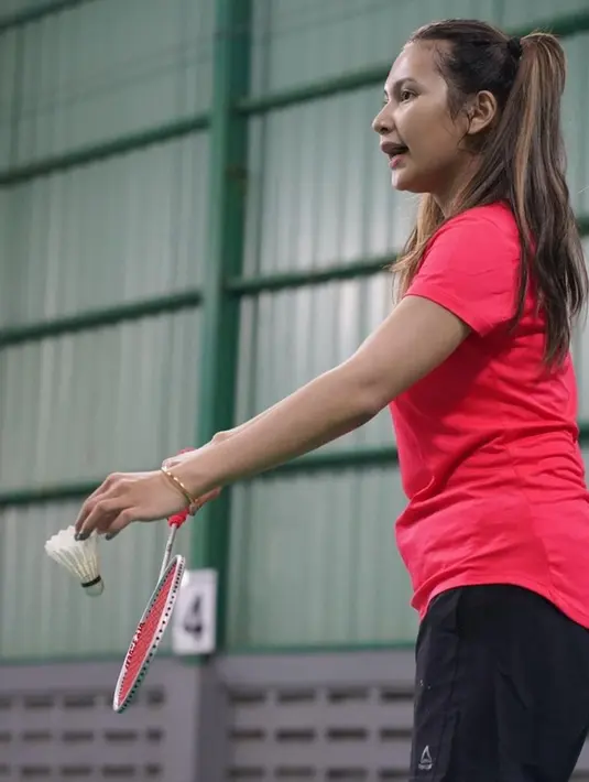 Dalam beberapa kesempatan, Indah bahkan tampil gemas dengan rambut yang dikucir dua. Meski baru saja melahirkan, ia tampak begitu energik ketika bermain badminton.(Liputan6.com/IG/@indahpermatas)