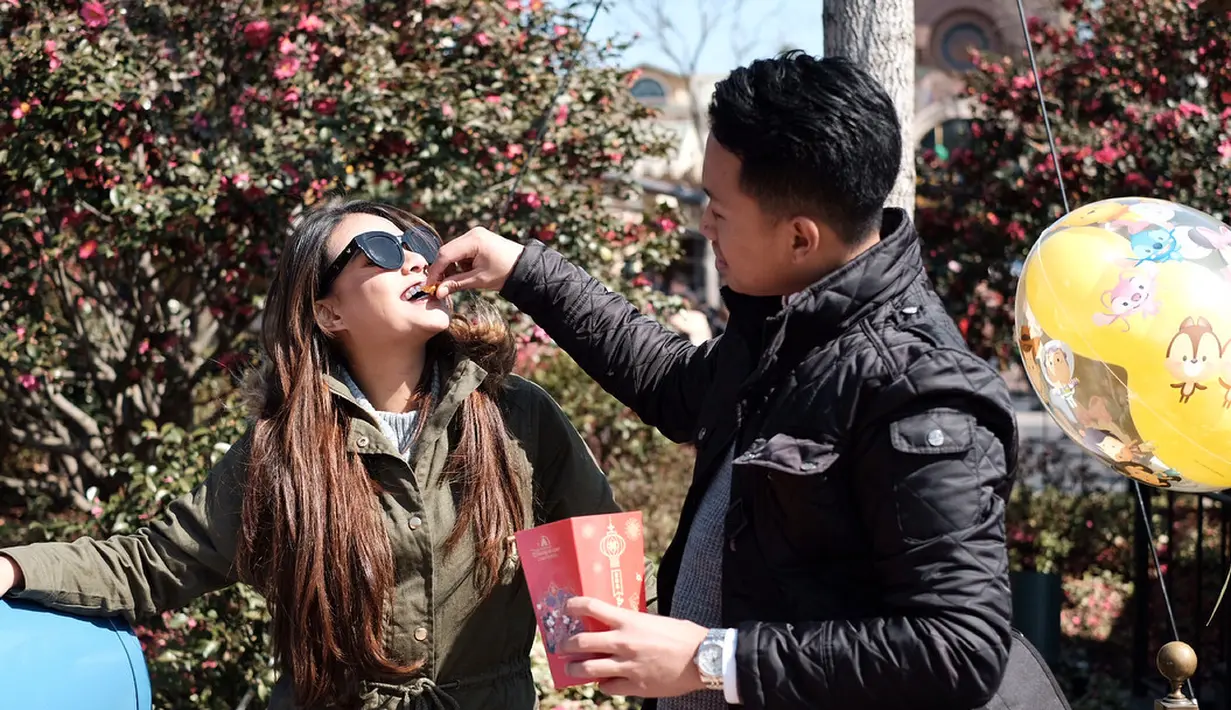 Lihat betapa mesranya Zaki saat menyuapi Aurel Hermansyah. Siapa sih yang tak iri dengan kemesraan mereka. (Foto: instagram.com/rabbanizaki)