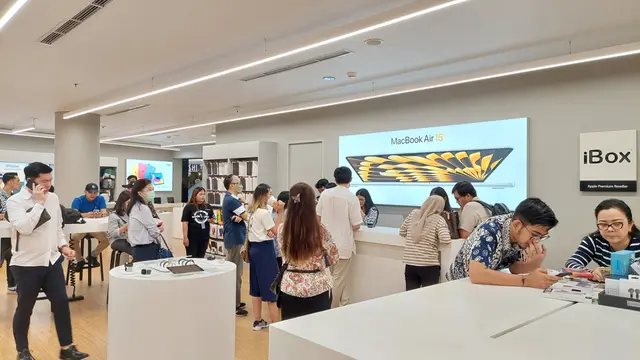 Antrean pre-order iPhone 15 series di iBox Senayan City