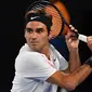 Roger Federer beraksi di final Australia Terbuka (AFP/ Saeed Khan)
