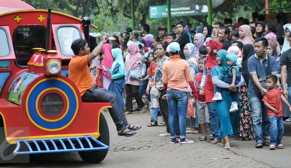 Pengunjung mengantri untuk menaiki mobil keliling di Taman Margasatwa Ragunan, Jakarta Selatan, Senin (24/4). Manfaatkan libur Isra Mi'raj, warga ajak keluarga liburan di Taman Margasatwa Ragunan. (Liputan6.com/Yoppy Renato)