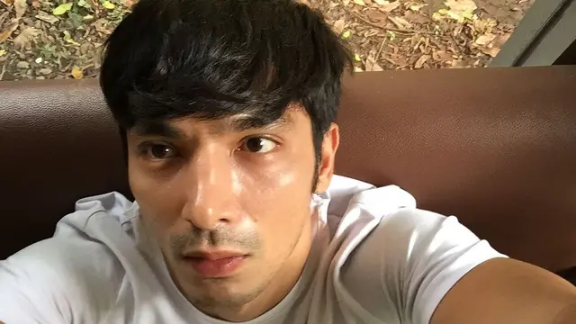 6 Potret Selfie Abimana Aryasatya dengan Ekspresi Datar Ini Ala Bapak-Bapak Banget