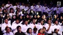 Mahasiswa Akademi Televisi Indonesia (ATVI) menghadiri acara penerimaan mahasiswa baru di Studio 6 Emtek City, Jakarta, Rabu (23/8). Pada acara itu, beberapa petinggi Elang Mahkota Teknologi (Emtek) Group tampak hadir (Liputan6.com/Johan Tallo)