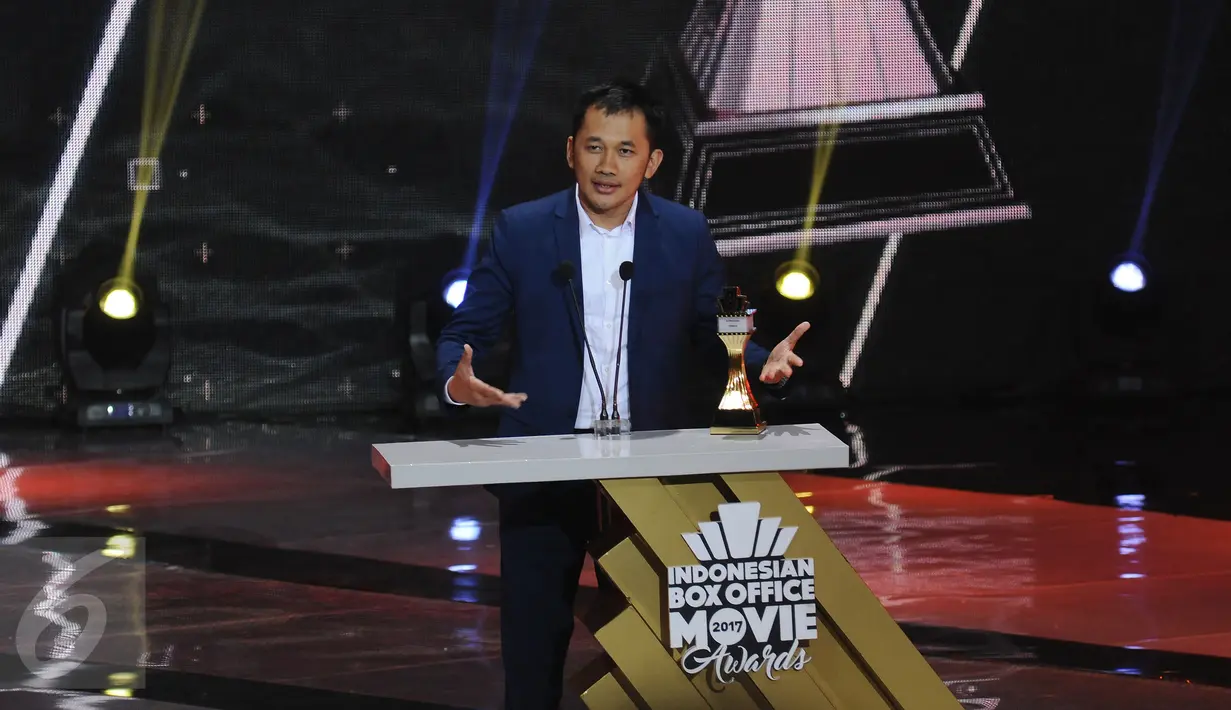 Hanung Bramantyo menyampaikan pernyataan usai dinobatkan sebagai Sutradara Terbaik dari film Rudy Habibie (Habibie & Ainun 2) pada Indonesian Box Office Movie Awards 2017 di Studio 6 Emtek City, Jakarta, Kamis (30/3). (Liputan6.com/Helmi Fithriansyah)