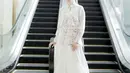 Tampil serba putih di hari raya dengan atasan kemeja lengan panjang berkotif dipadukan rok ruffle dan kerudung lilitnya.  [@daraarafah]