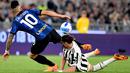 <p>Penyerang Inter Milan Lautaro Martinez (kiri) bertabrakan dengan pemain tengah Juventus Adrien Rabiot pada final Coppa Italia di Stadion Olimpico, Roma, Kamis (12/5/2022) dini hari WIB. Inter Milan juara Coppa Italia 2021/2022 usai menang 4-2 atas Juventus lewat babak perpanjang waktu. (Isabella BONOTTO / AFP)</p>