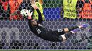 Kiper Portugal, Diogo Costa menggagalkan tendangan pemain Slovenia, Jure Balkovec pada babak adu penalti saat babak 16 besar Euro 2024 di Frankfurt Arena, Frankfurt, Jerman, Senin (02/07/2024) WIB. (AFP/Kirill Kudryavtsev)