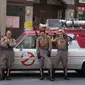 Foto perdana daur ulang Ghostbusters memperlihatkan Kristen Wiig, Leslie Jones, Melissa McCarthy, dan Kate McKinnon dalam balutan seragam.