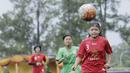 Pemain Vasanta FC, Leli Sukmawati, mengejar bola saat pertandingan melawan Gelora Muda pada laga Jakarta Equal Festival 2018 di Sawangan, Depok, Minggu (11/3/2018). Vasanta FC menang 2-0 atas Gelora Muda. (Bola.com/M Iqbal Ichsan)